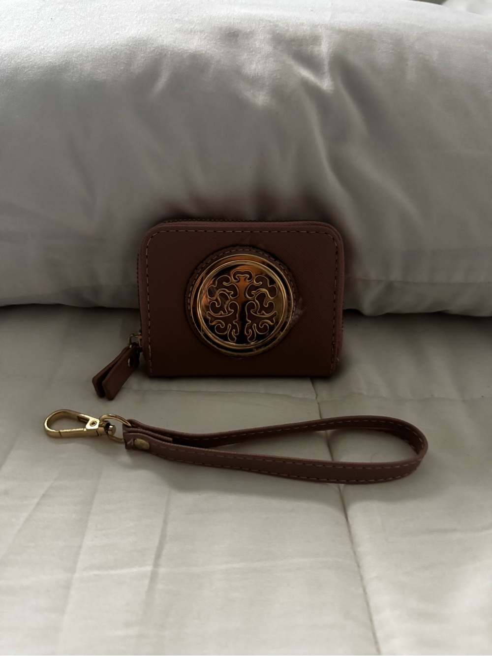 NWT- PARK AVE- mini Wristlet wallet with Decorative rosewood whit Gold Emblem.